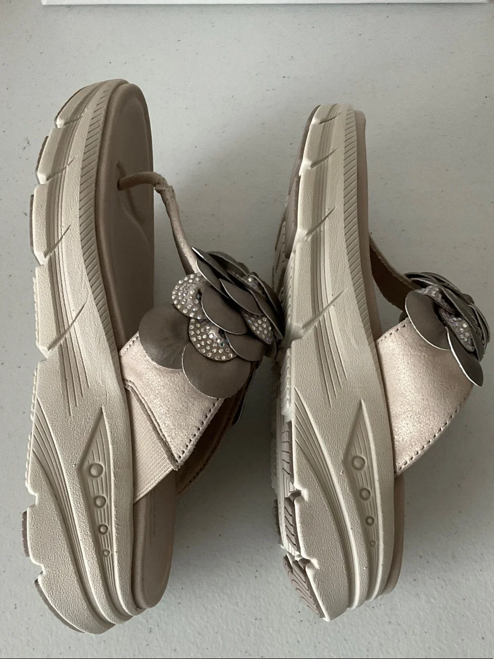 Easy Spirit Marjie2 Metallic Taupe Flower Thong Sandals (NWOT)
